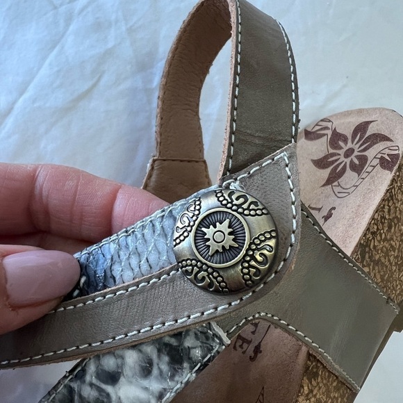 L’Artiste Leather Wedge Sandals Size 40 (US 9) | Comfort Gray Meera - Picture 6 of 9